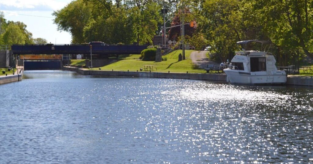 Circuit en voiture à Bobcaygeon : Meilleurs patios acceptant les chiens dans la ville de Kawartha Lakes, célèbre pour ses anciens écluses et la célèbre crème glacée Kawartha Dairy