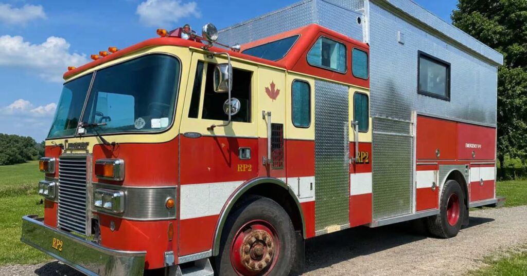 Envie de passer la nuit dans un camion de pompiers vintage ? Découvrez 5 hébergements Airbnb uniques à louer dans le comté de Simcoe
