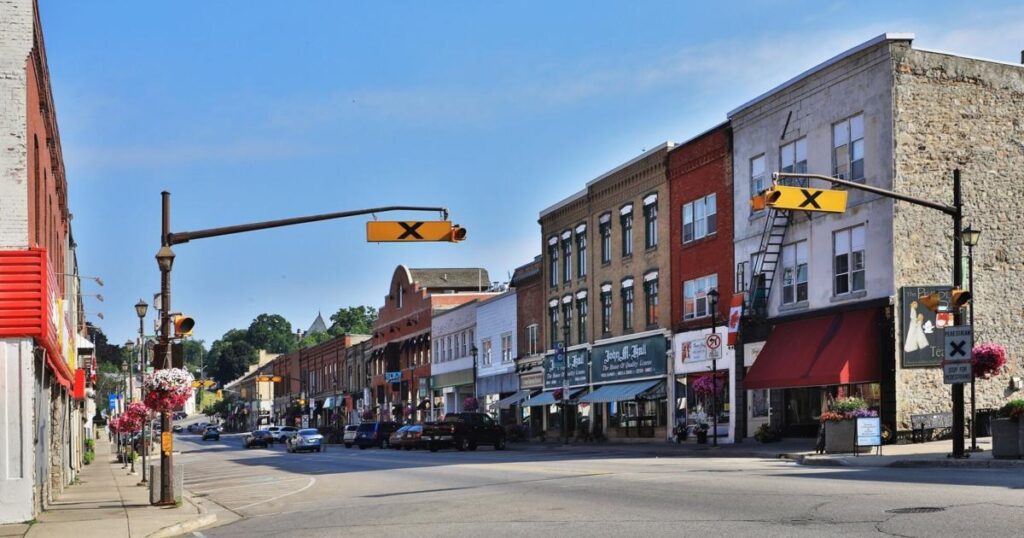 Escapades charmantes dans une petite ville de l’Ontario avec plages, festivals et rues historiques