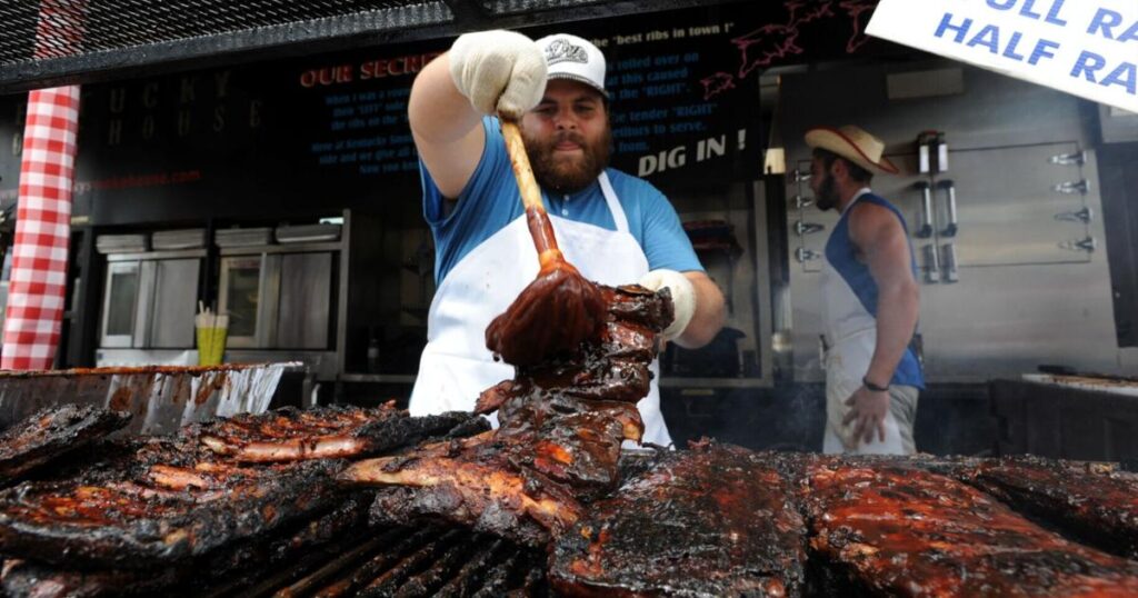 Fêtes des côtes en Ontario : dégustez des ribs succulents ce week-end à Mississauga, Goderich, Woodbridge, Waterloo et Whitby
