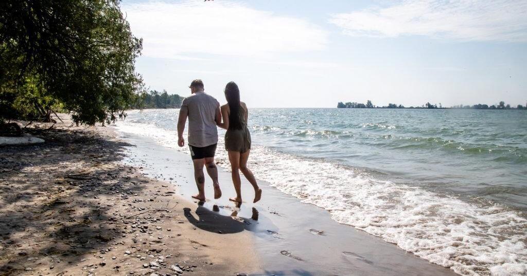 Île paisible en Ontario avec murs de pierre historiques, plage de sable doux et eaux bleu clair
