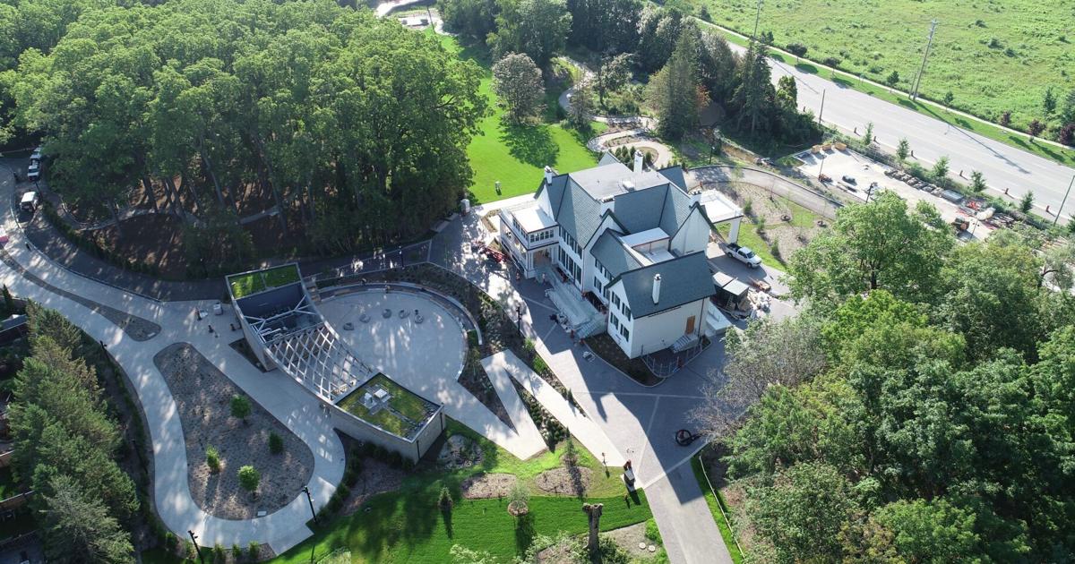 Ancienne propriété privée historique en Ontario : un parc quatre saisons de 16 acres entouré d’arbres majestueux