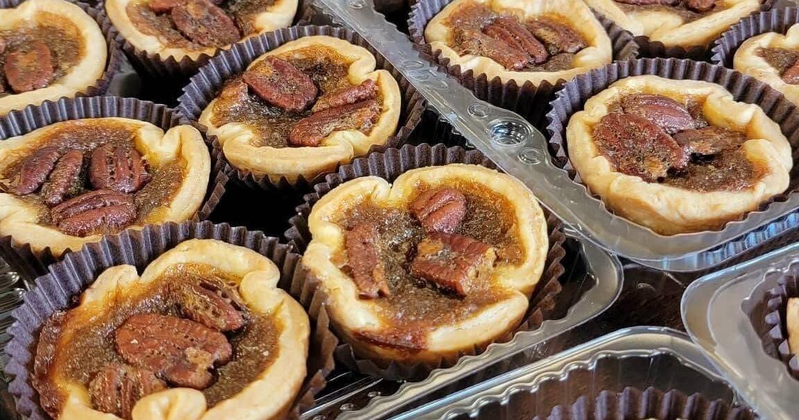 Ce marché de tartes au beurre sucrées envahit la place principale d'un village historique de l'Ontario
