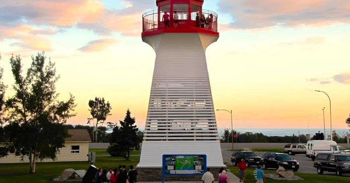 Comment le lac Supérieur et une réplique de phare de 50 pieds ont métamorphosé cette ville minière de l’Ontario