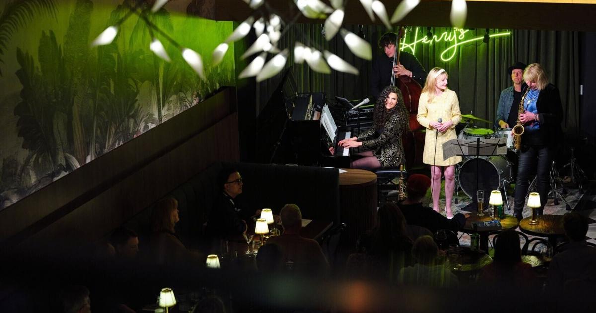 Découvrez cette ville méconnue de l'Ontario où savourer un rôti de haute qualité à la table tout en profitant d'un spectacle de jazz dans un club de soirée