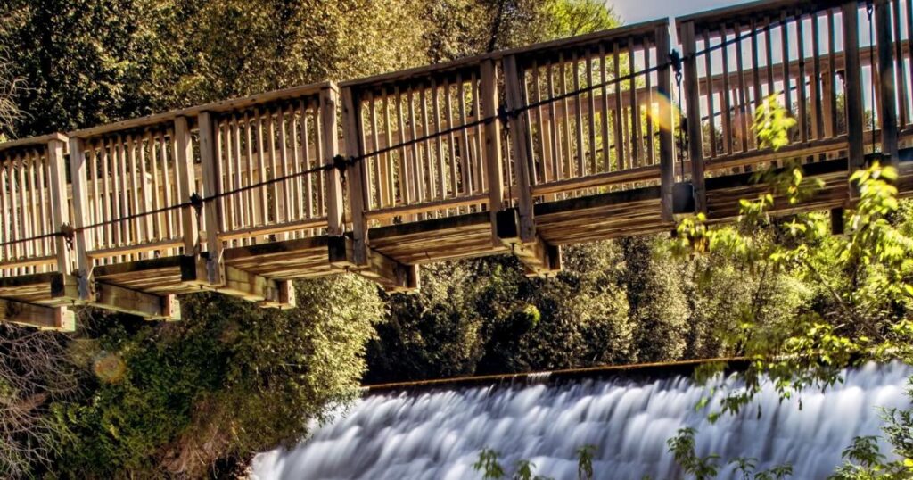Pont suspendu de 118 ans surplombant une cascade dans ce charmant village d'Ontario
