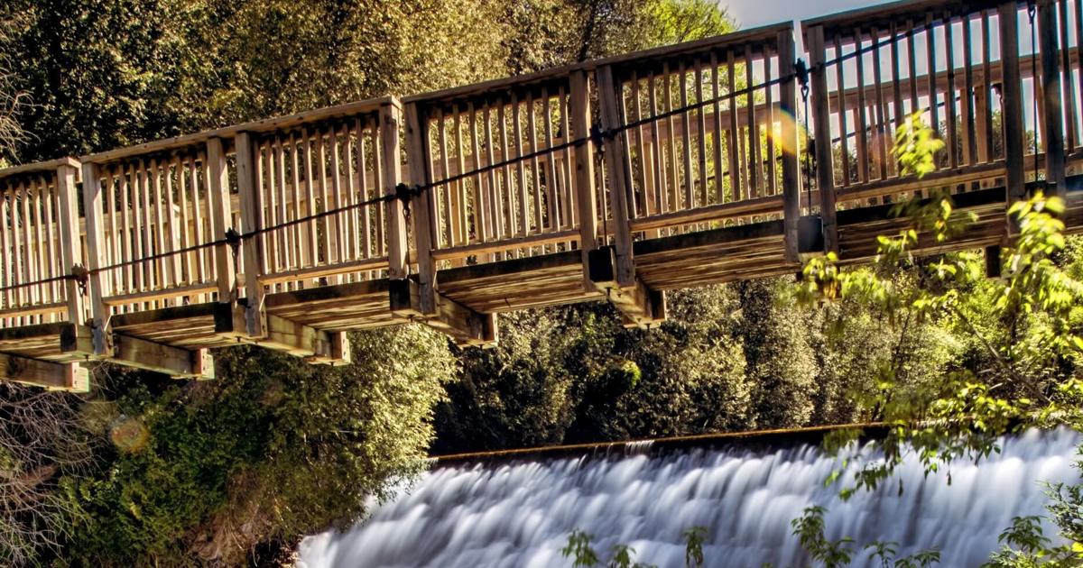 Pont suspendu de 118 ans surplombant une cascade dans ce charmant village d'Ontario