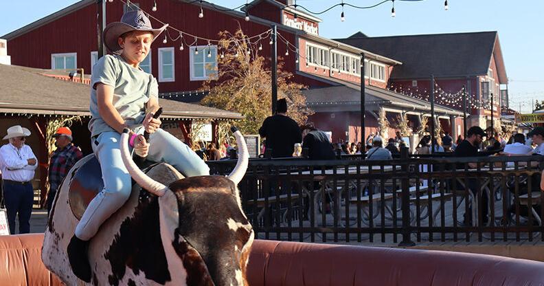 Petite ville touristique de l’Ontario, célèbre pour le plus grand marché fermier en activité toute l’année au Canada, organise un Hoedown de la récolte
