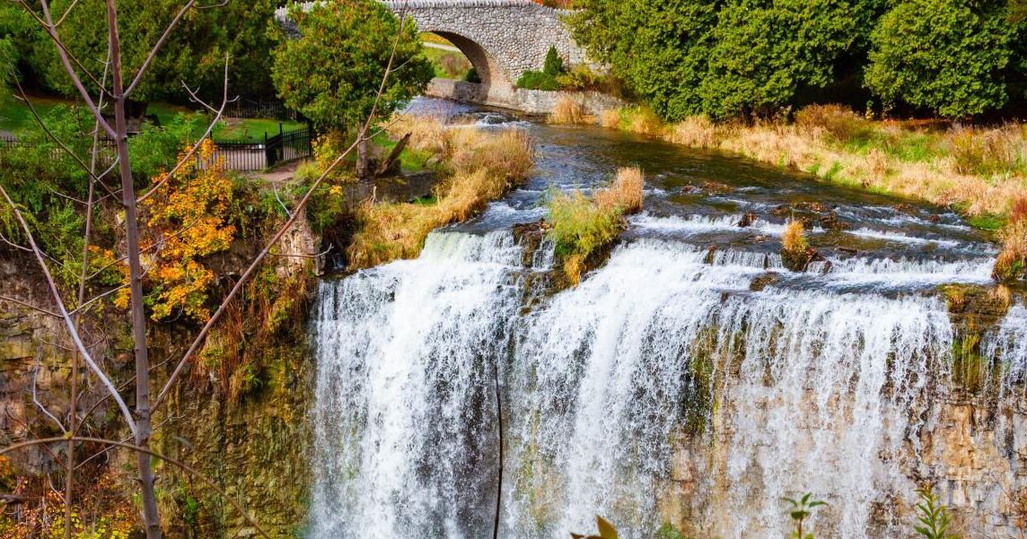 Cascades majestueuses de l'Ontario : chute de 41 mètres dans un canyon pittoresque avec vue automnale à couper le souffle