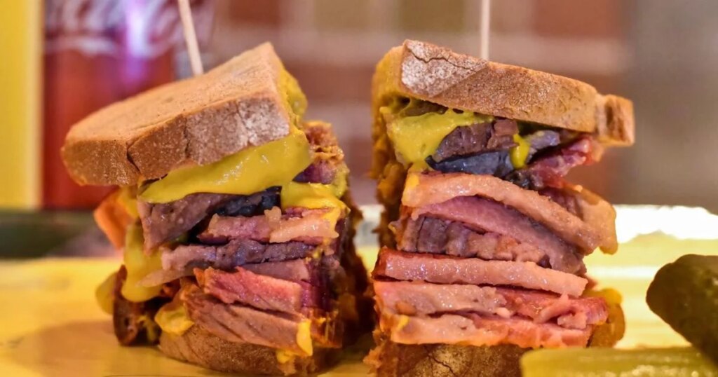 Ce quartier historique de Toronto accueille désormais une bodega rétro proposant des sandwichs géants
