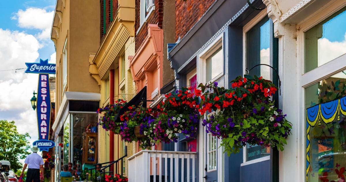 Cette charmante ville de l'Ontario avec ses bâtiments historiques ressemble à un décor de film de vacances