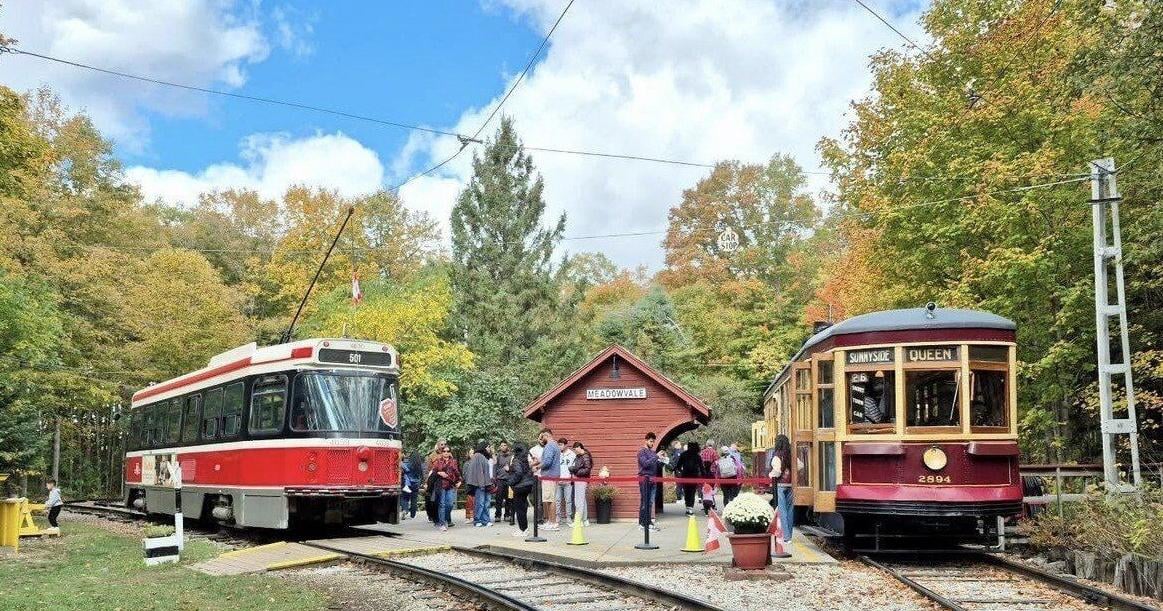 Cette voie ferrée historique en Ontario propose des trajets illimités à travers une forêt aux couleurs d'automne