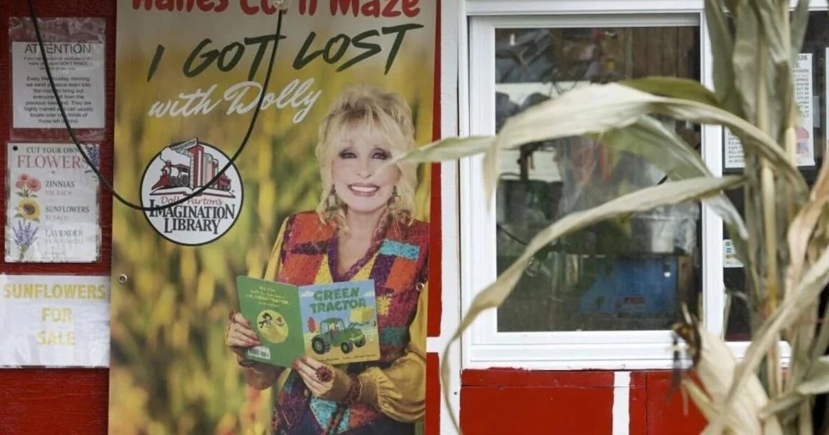 Ferme en Ontario dédiant le plus grand labyrinthe de maïs du Canada et rendant hommage à Dolly Parton
