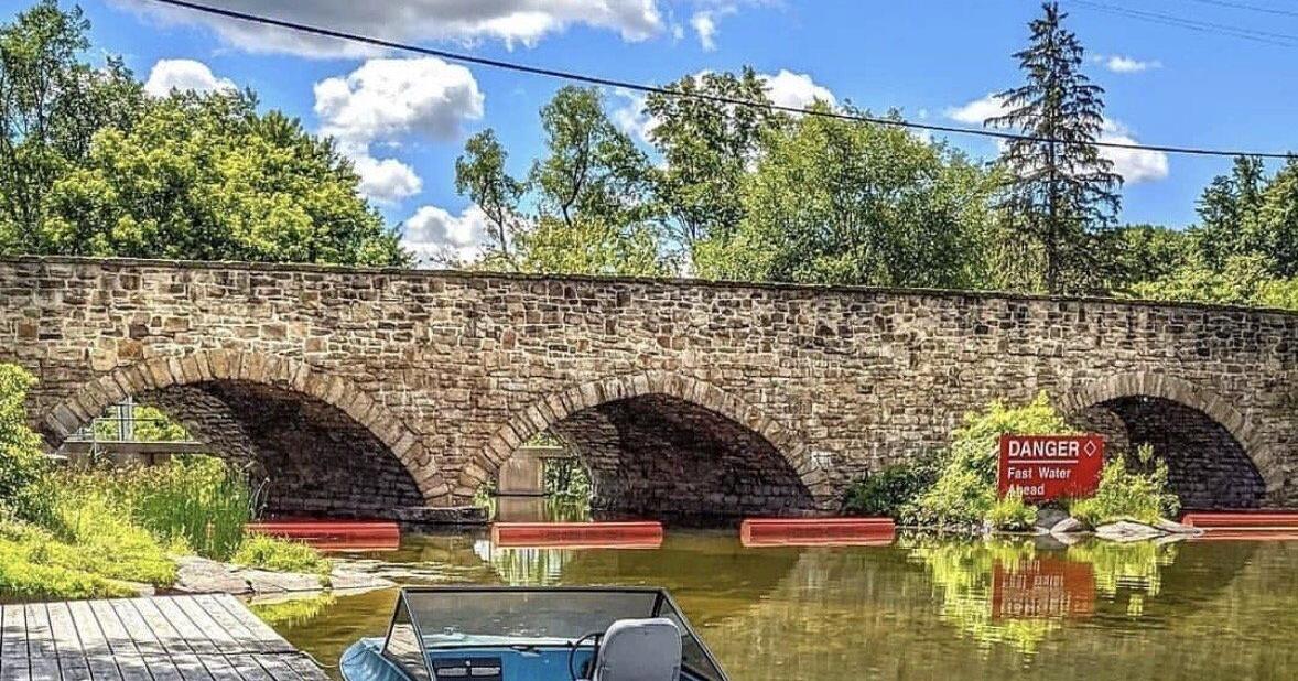 Le plus vieux pont de l'Ontario situé au cœur d'un village rural chargé d'histoire