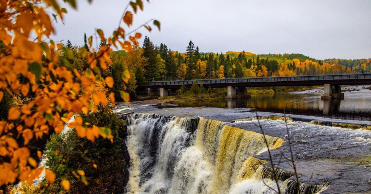 Niagara du Nord en Ontario : couleurs d'automne, sentiers pittoresques et vue sur la deuxième plus haute cascade de la province