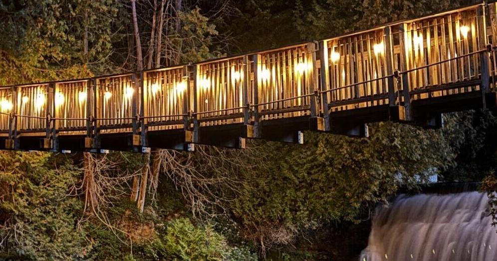 Pont suspendu avec vue sur une cascade en Ontario : illumination exceptionnelle pour deux nuits seulement